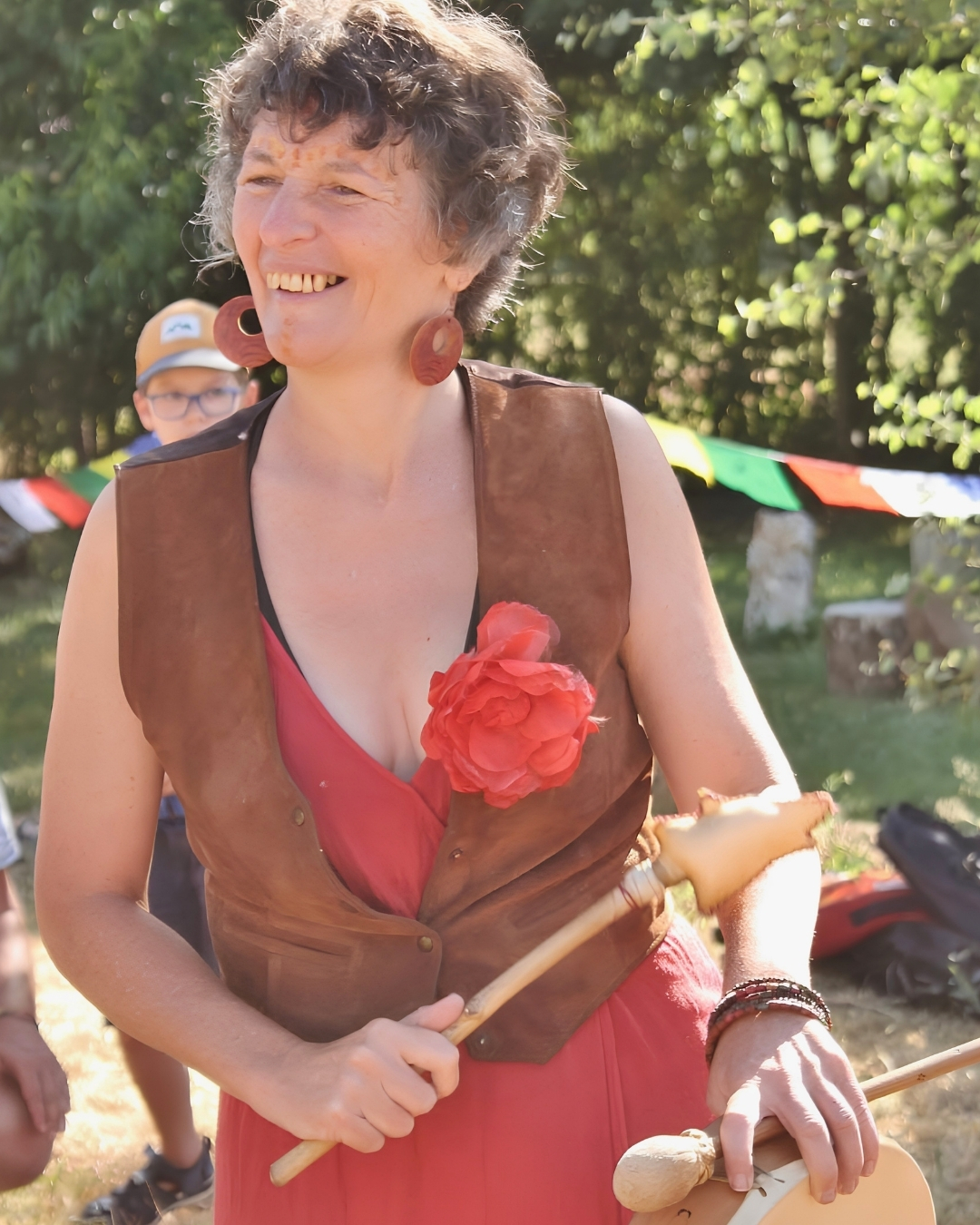 Sylvaine et son tambour au festival chamanique Cercles du Soleil en Bretagne